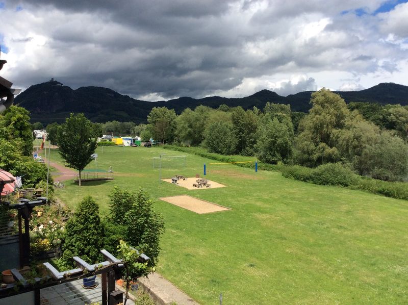 600 €, 55 m² gesamt. Am Rheinufer Suterrainwohnung mit Terrasse.